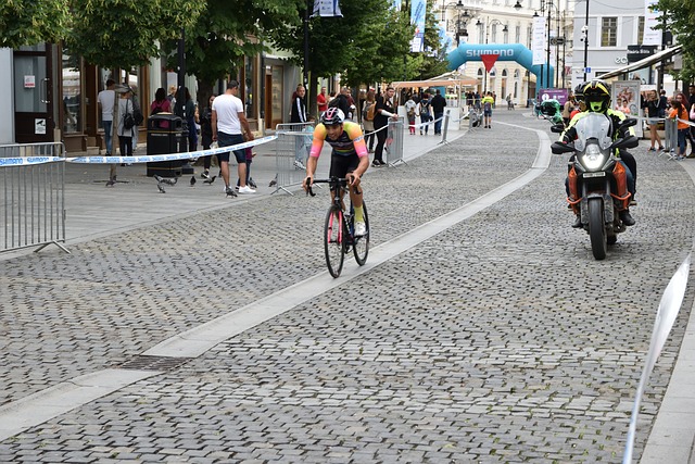 以雕像纪念 以雕像纪念